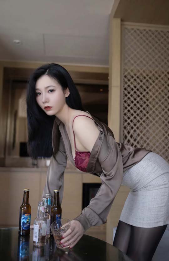 好看的番号：推女郎之家中翘臀火辣诱惑